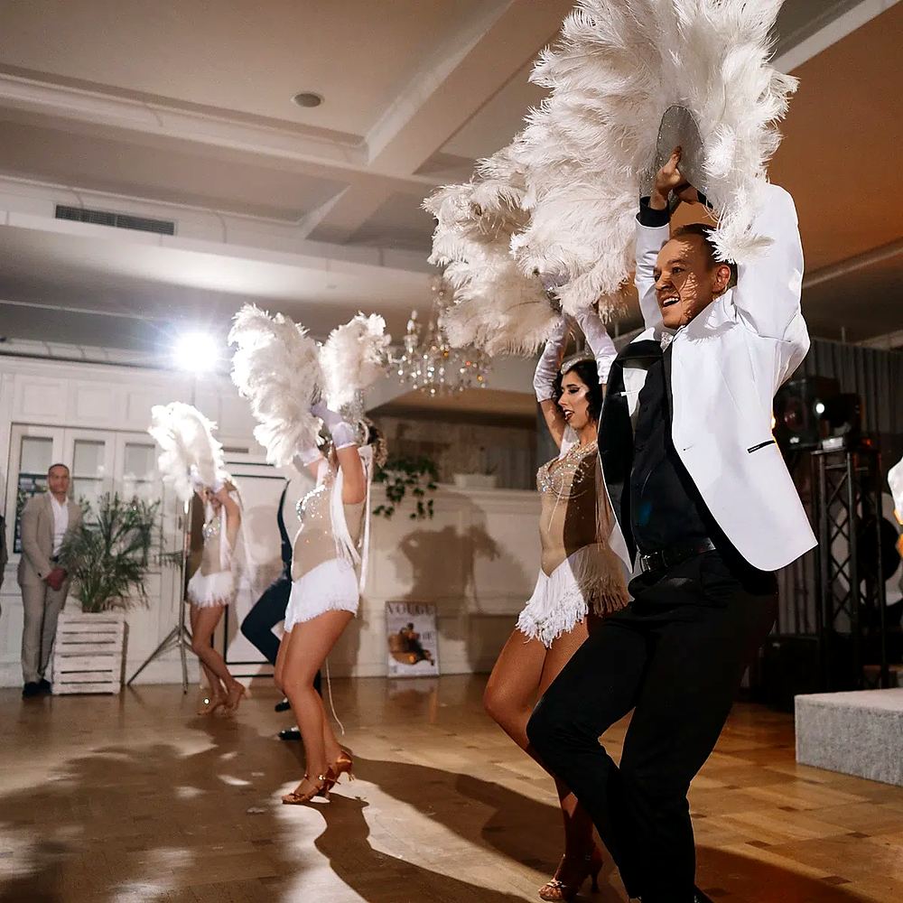 Black & White – tancerz w białej marynarce z wachlarzem z piór, Shine Show Art Agency