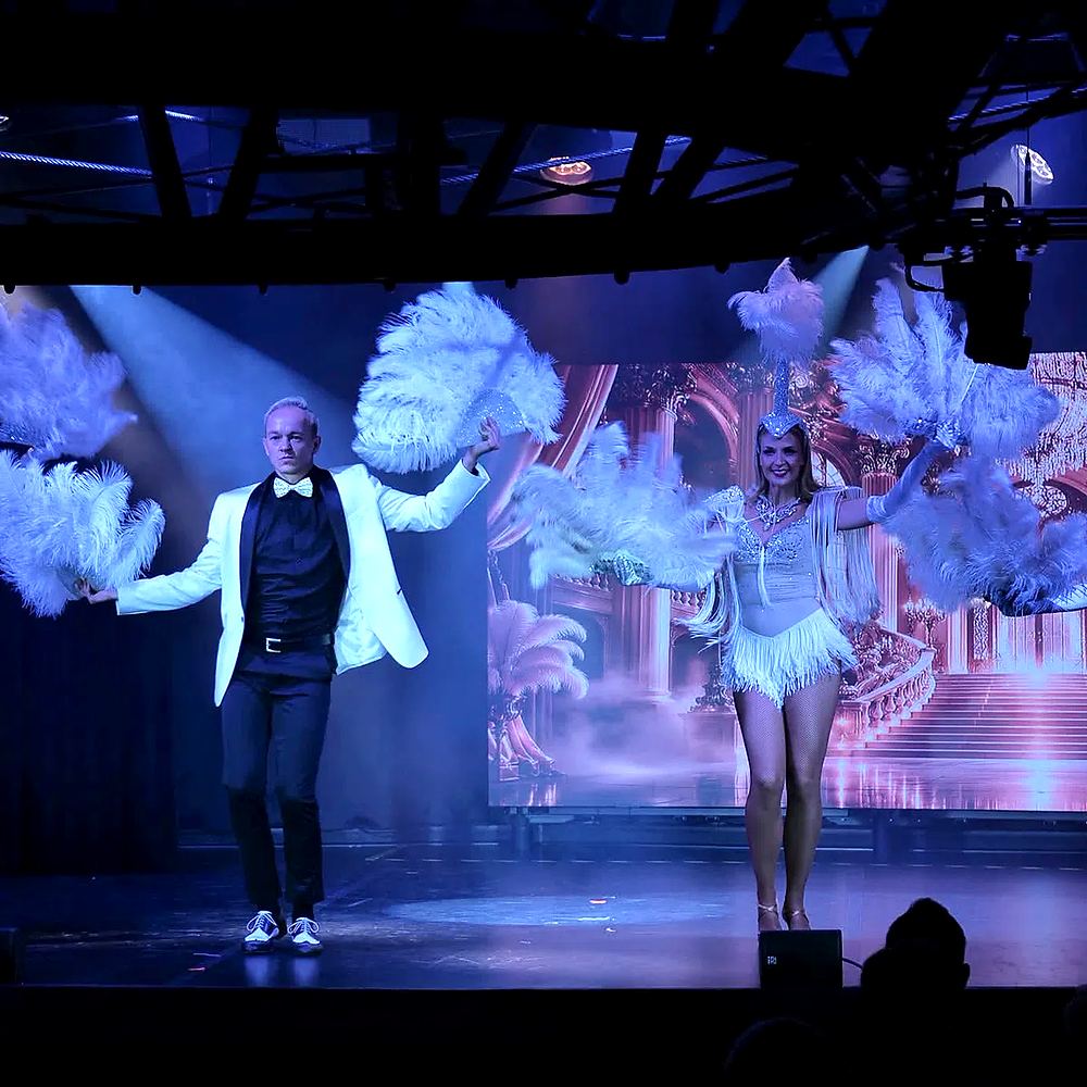 Black & White – duet taneczny na scenie z wachlarzami z piór, Shine Show Art Agency