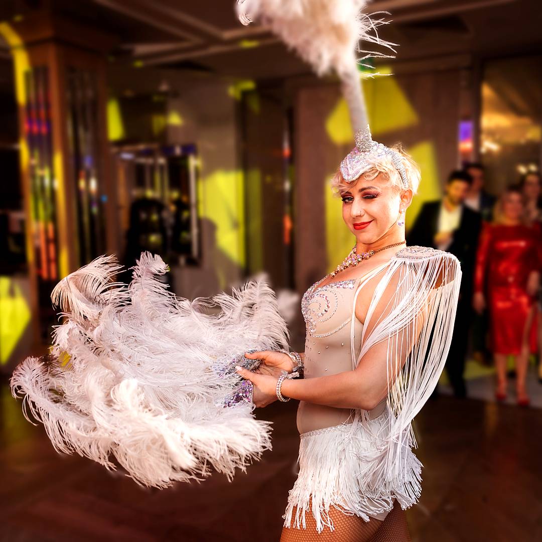 The Great Gatsby Show – tancerka z wachlarzem z piór, Shine Show Art Agency