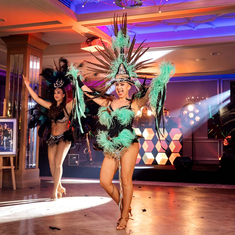 Gorąca Samba Brazylijska – tancerki w kostiumach karnawałowych na parkiecie, Shine Show Art Agency