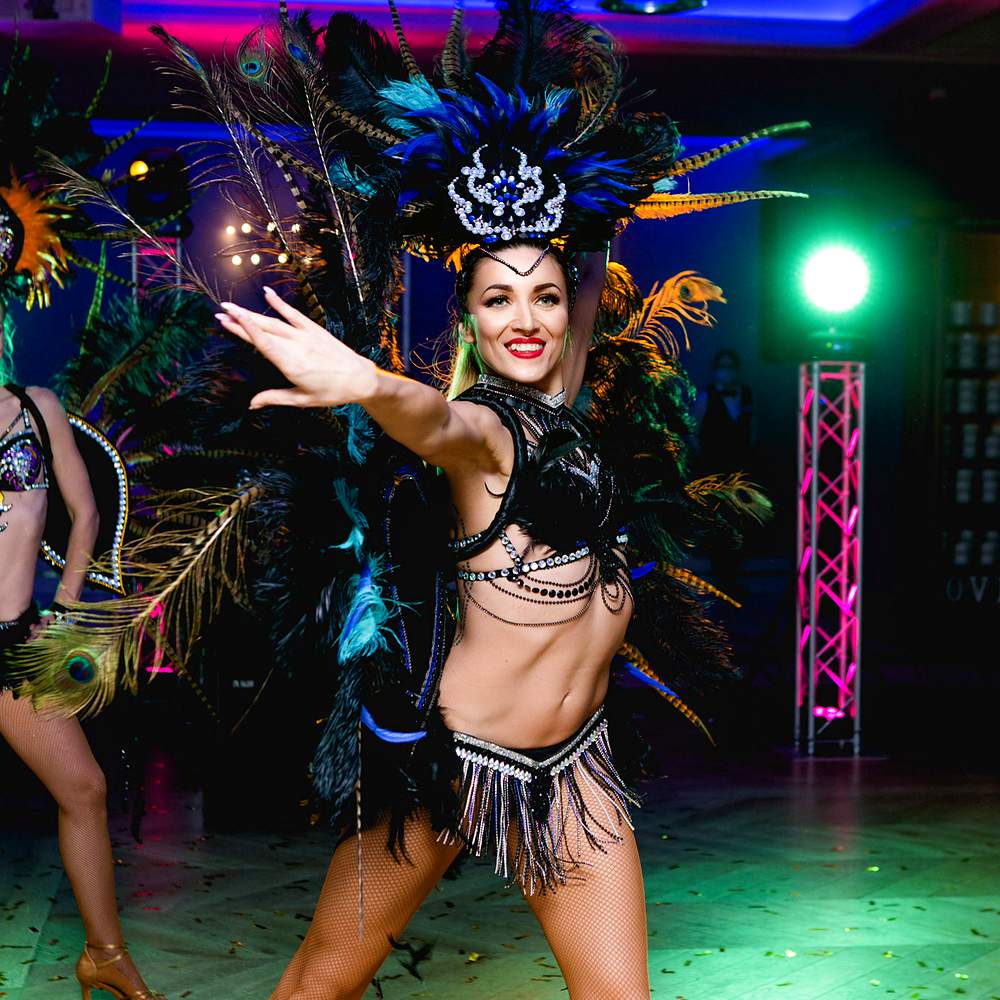 Gorąca Samba Brazylijska – tancerka w pióropuszu z piór pawia, Shine Show Art Agency