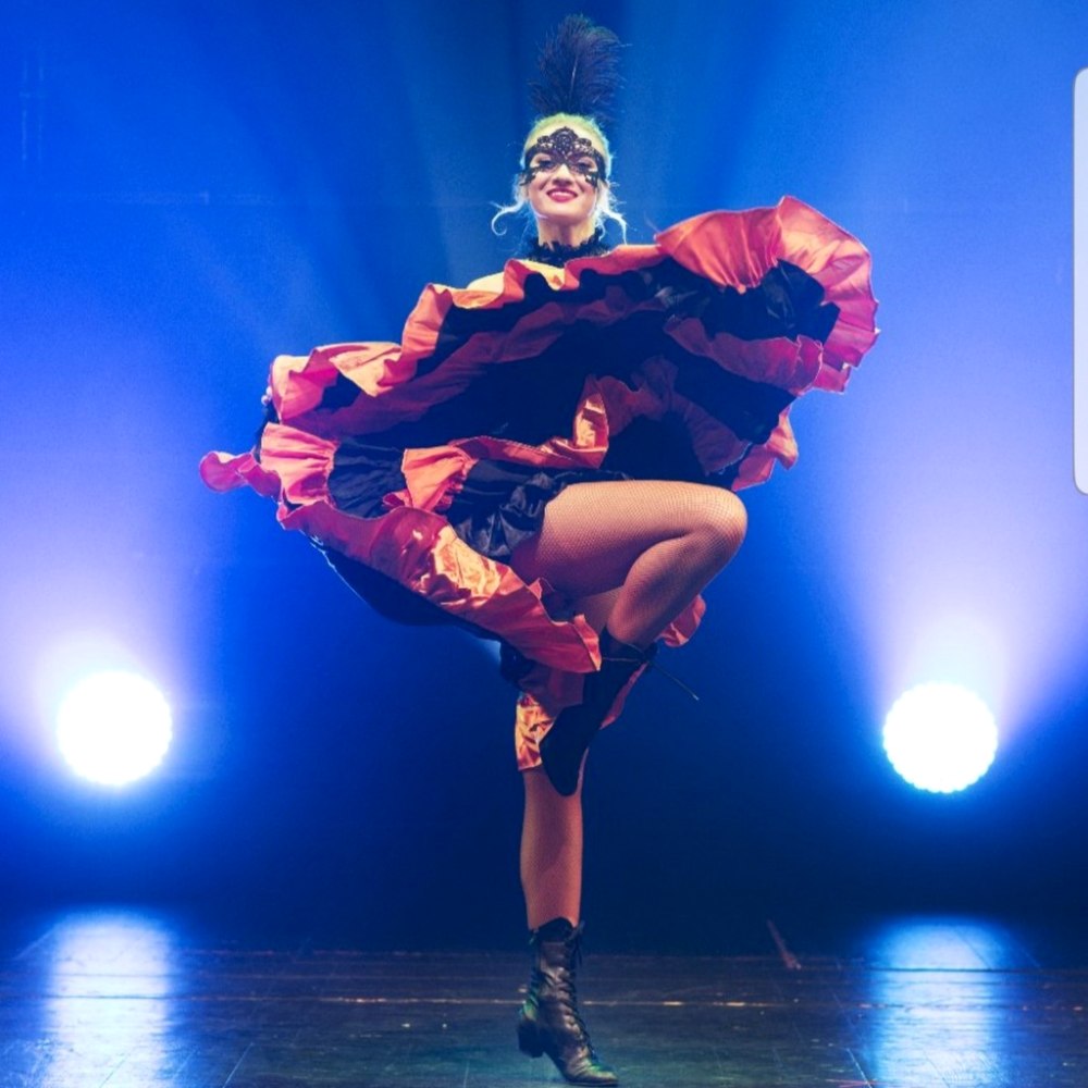 Kankan – tancerka w wysokim wymachu nogi na scenie, Shine Show Art Agency