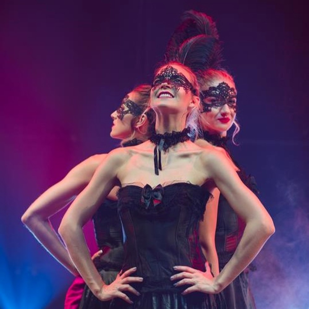 Kankan – tancerki w koronkowych maskach i pióropuszach, Shine Show Art Agency