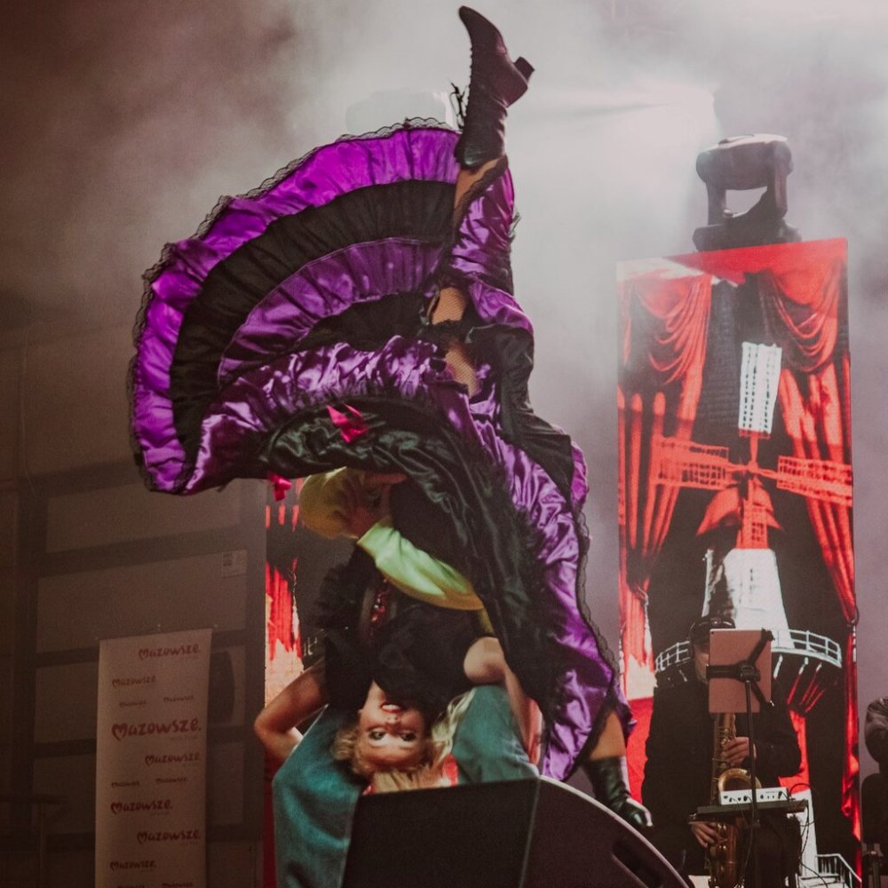 Kankan – pokaz z wirującymi falbanami na scenie, Shine Show Art Agency