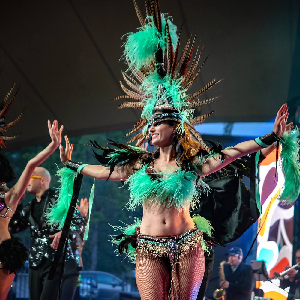 Latin Carnival – tancerka w kostiumie z zielonych piór, Shine Show Art Agency